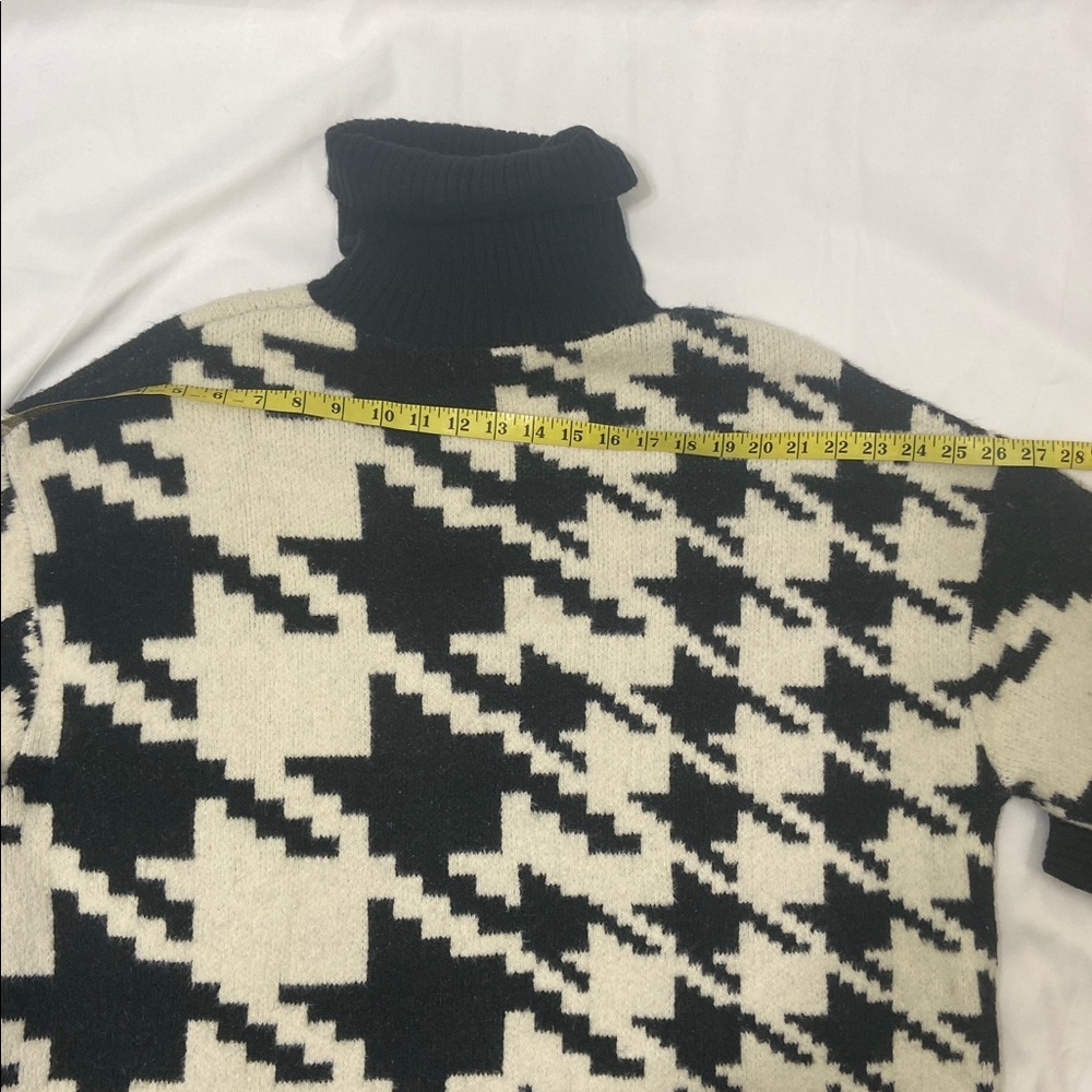 H&M Women’s Black and Cream Long Sleeve Houndstooth Turtleneck Sweater. Size -L - Picture 4 of 14